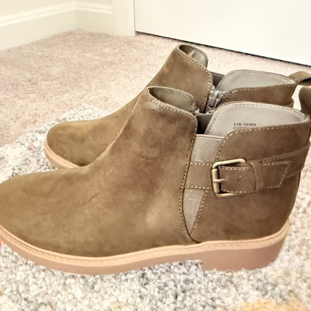D25: Spirit Boots - NWT